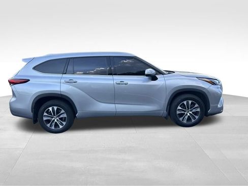 Used 2022 Toyota Highlander XLE AWD/4WD image 6