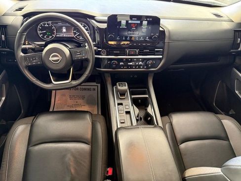 Used 2024 Nissan Pathfinder SL w/ Black Appearance Package FWD image 21