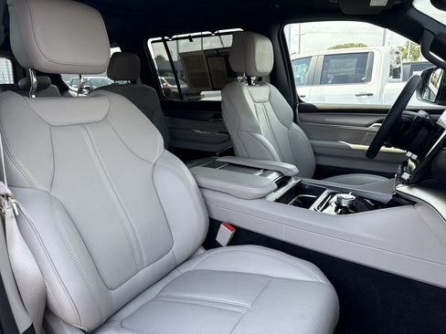 Used 2025 Jeep Wagoneer Series III w/ Premium Group I AWD/4WD image 44