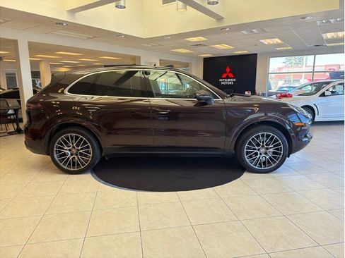 Used 2022 Porsche Cayenne Platinum Edition image 4