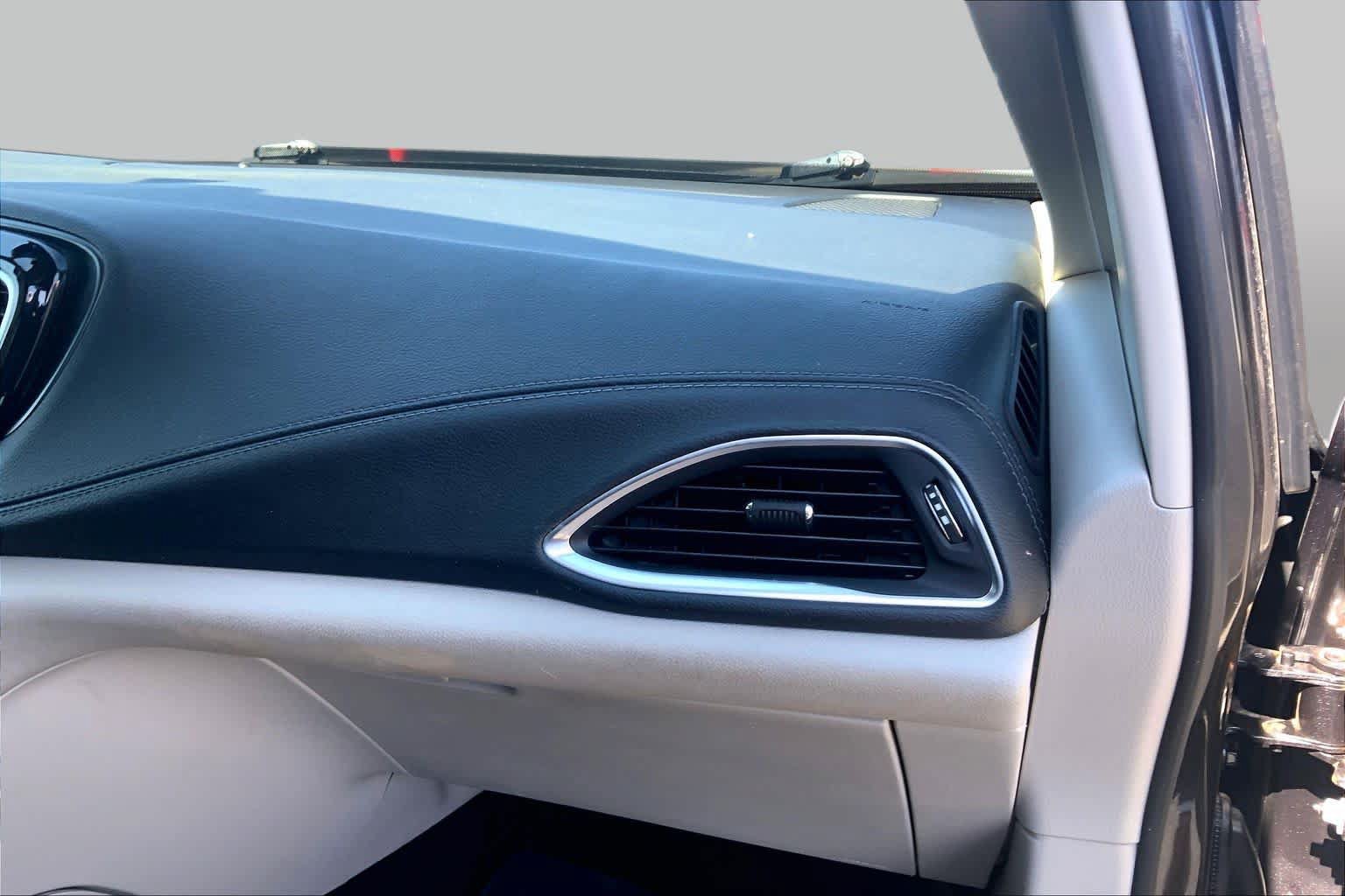 Used 2020 Chrysler Pacifica Limited FWD image 19