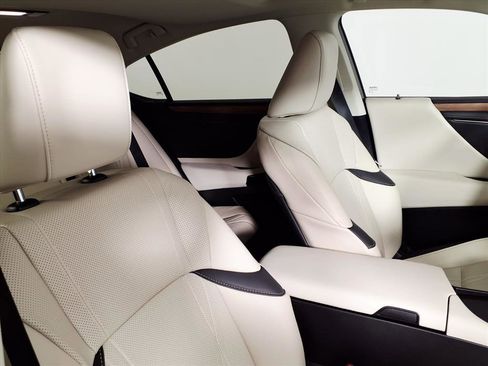 Used 2025 Lexus ES 300h w/ Luxury Package image 10