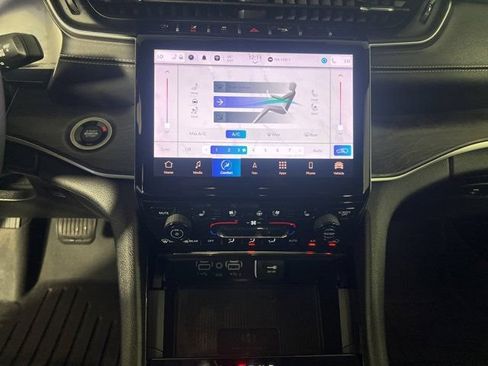 Used 2023 Jeep Grand Cherokee Limited w/ Luxury Tech Group II AWD/4WD image 19