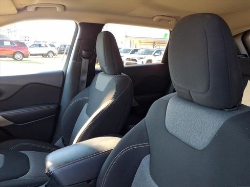 Used 2018 Jeep Cherokee Latitude w/ Cold Weather Group image 19