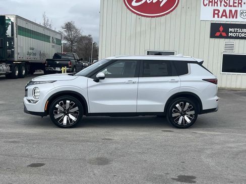 New 2026 Mitsubishi Outlander SE FWD image 2