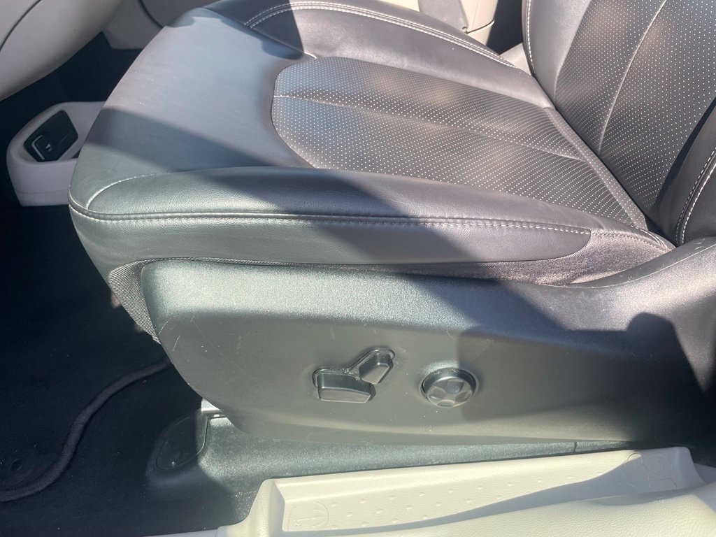 Used 2024 Chrysler Pacifica Touring-L FWD image 15