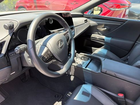 Used 2025 Lexus ES 300h w/ Premium Package FWD image 10