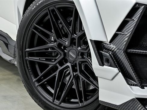 Used 2019 Lamborghini Urus AWD/4WD image 3