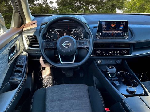 Used 2023 Nissan Rogue SV image 8