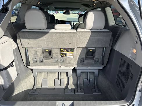 Used 2018 Toyota Sienna XLE w/ XLE Navigation Package FWD image 23