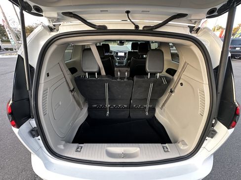 Used 2024 Chrysler Pacifica Select image 22