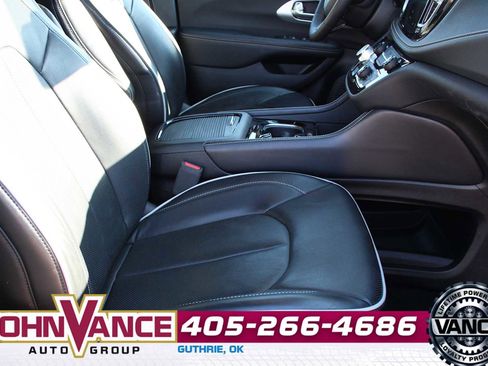 Used 2025 Chrysler Pacifica Limited image 21