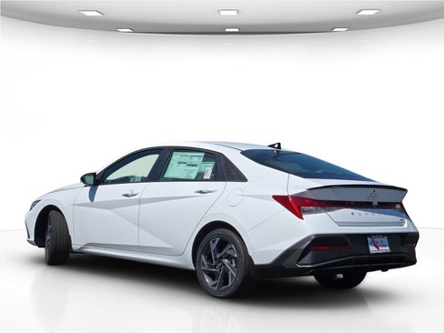 New 2025 Hyundai Elantra SEL image 5