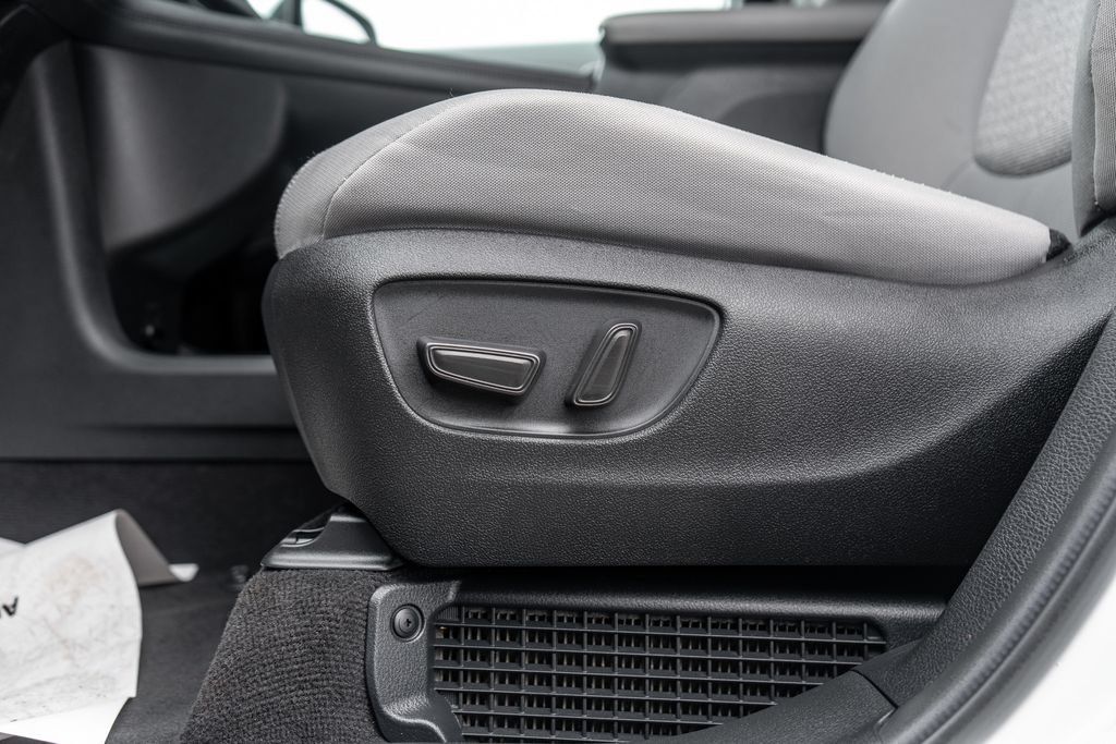 Used 2025 Toyota Sienna LE FWD image 19