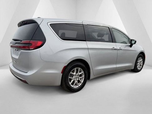 Used 2024 Chrysler Pacifica Touring-L image 7