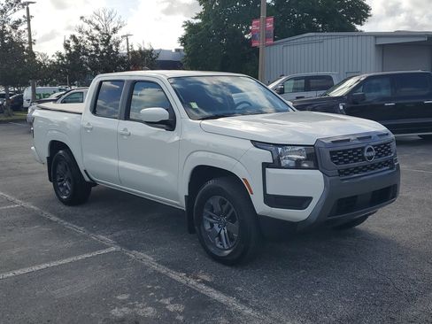 Certified 2025 Nissan Frontier SV image 3