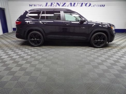 Used 2023 Volkswagen Atlas SEL R-Line AWD/4WD image 2
