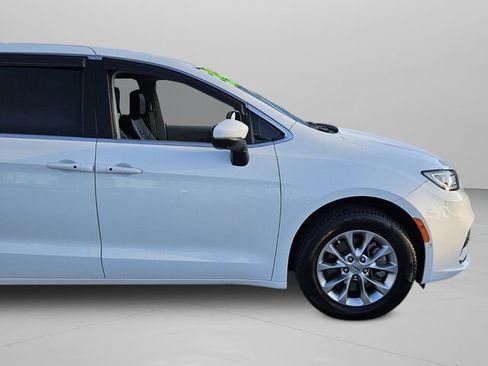 Used 2023 Chrysler Pacifica Touring-L image 31