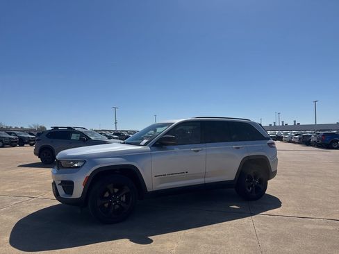 Used 2022 Jeep Grand Cherokee Altitude image 12