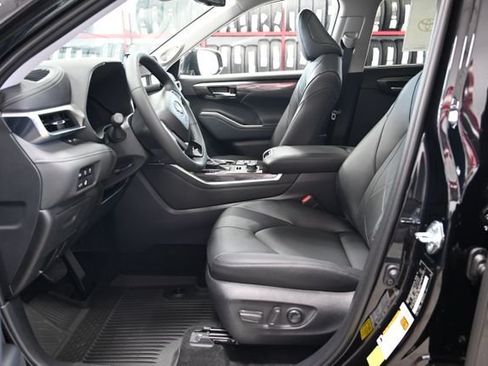 New 2026 Toyota Highlander Platinum AWD/4WD image 11