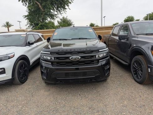 Used 2024 Ford Expedition Limited AWD/4WD image 3