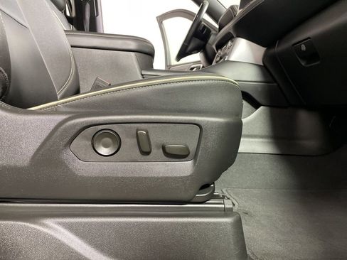 Used 2024 GMC Yukon XL SLT w/ SLT Luxury Package image 26