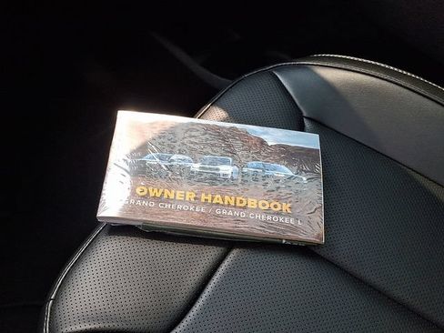 Used 2025 Jeep Grand Cherokee Limited w/ Luxury Tech Group II AWD/4WD image 27