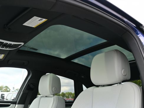 Used 2024 Porsche Macan w/ Premium Plus Package image 9