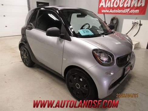Used 2016 smart fortwo pure RWD image 1