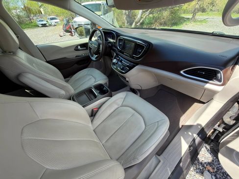 Used 2020 Chrysler Pacifica Touring-L FWD image 9