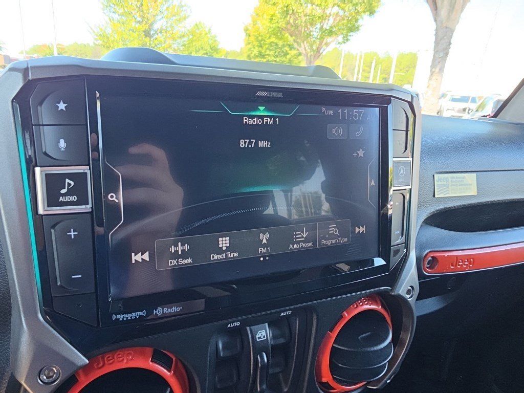 Used 2015 Jeep Wrangler Unlimited Rubicon w/ Connectivity Group AWD/4WD image 22