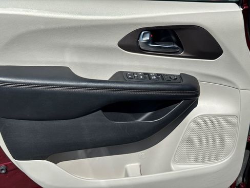 Used 2019 Chrysler Pacifica Touring-L FWD image 10