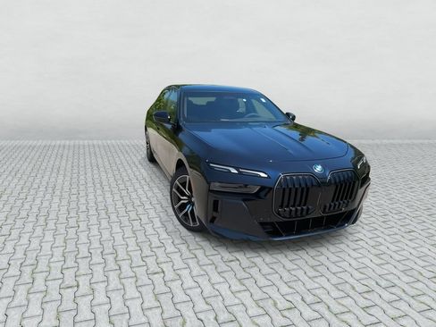 Used 2026 BMW 750e xDrive AWD/4WD image 2