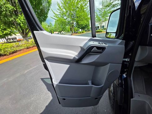 Used 2016 Mercedes-Benz Sprinter 2500 image 31