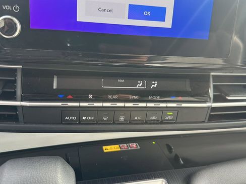 Used 2025 Toyota Sienna LE FWD image 14