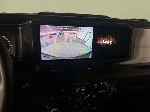 Used 2024 Jeep Wrangler Unlimited AWD/4WD image 18