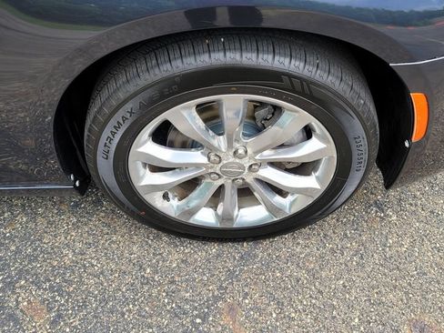 Used 2016 Chrysler 300 Limited w/ Driver Convenience Group AWD/4WD image 15