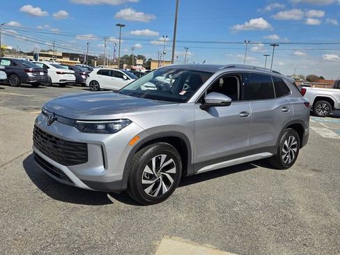 Used 2025 Volkswagen Tiguan S image 3