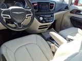 Used 2017 Chrysler Pacifica Touring-L image 6
