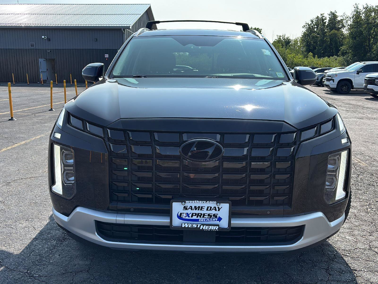 Used 2023 Hyundai Palisade Limited AWD/4WD image 2