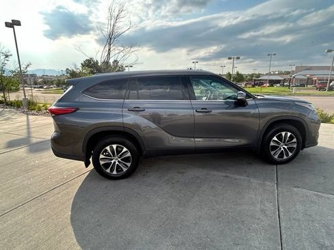 Used 2020 Toyota Highlander XLE AWD/4WD image 11