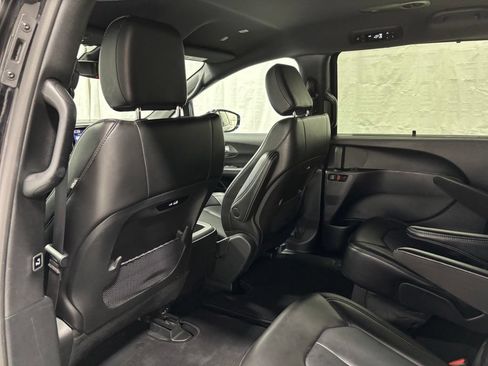 Used 2025 Chrysler Pacifica Select FWD image 43