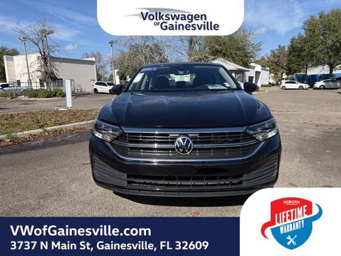 Used 2024 Volkswagen Jetta SE image 2