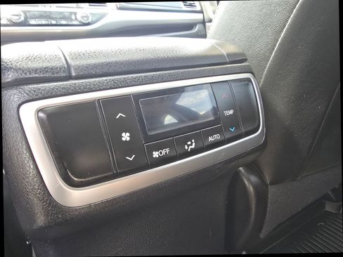 Used 2019 Toyota Highlander XLE image 19