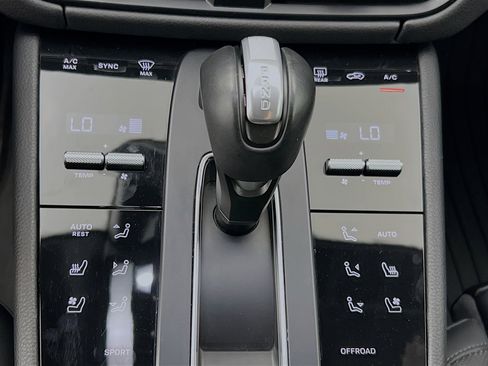 Used 2024 Porsche Macan image 16