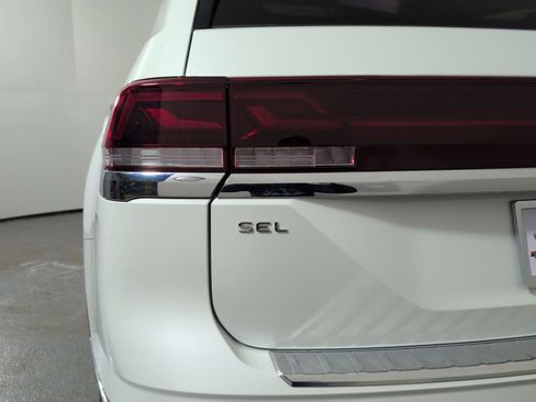Used 2024 Volkswagen Atlas SEL Premium R-Line image 32