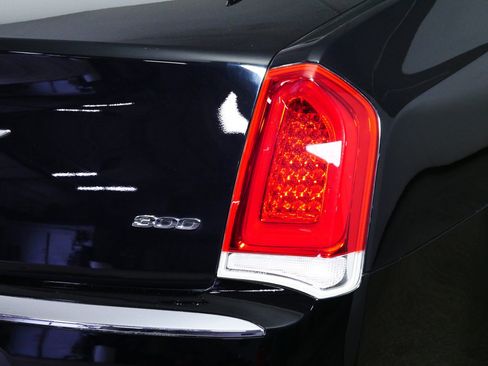 Used 2022 Chrysler 300 Touring image 17