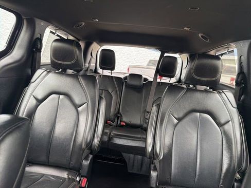 Used 2019 Chrysler Pacifica Touring-L Plus w/ Advanced Safetytec Group FWD image 28