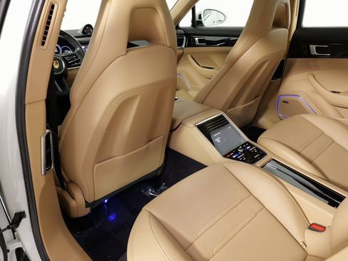 Used 2021 Porsche Panamera 4 image 34