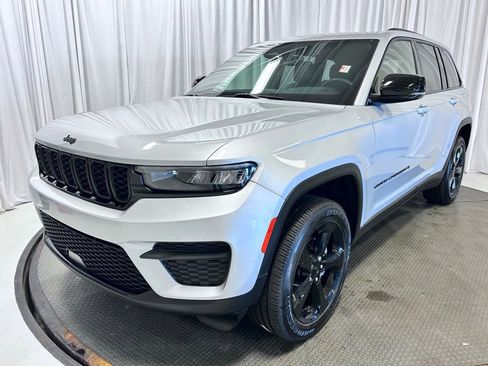 Used 2024 Jeep Grand Cherokee Altitude image 26